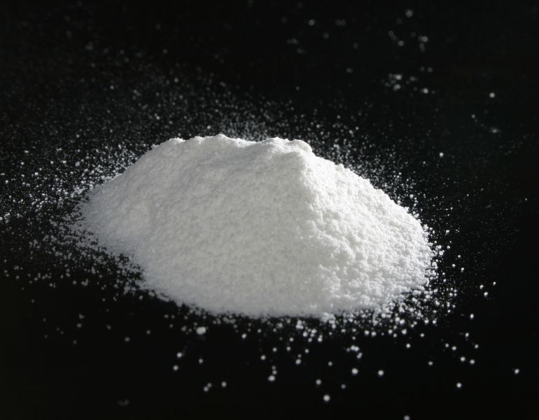 Sodium gluconate là một chất rắn kết tinh, dạng hạt màu trắng, có khả năng hòa tan rất tốt trong nước mà không gây ăn mòn
