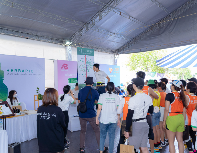 Đông đảo khách hàng tham gia minigame của Herbario tại sự kiện