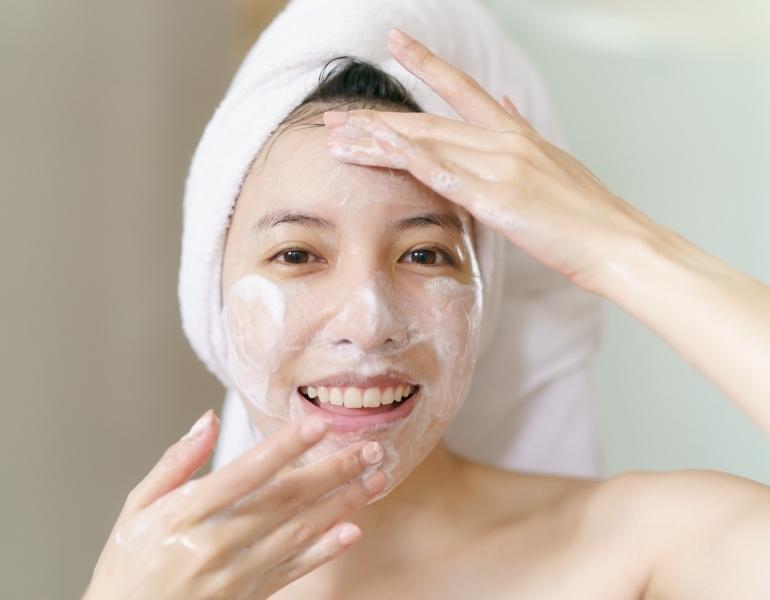 Làm sạch da là bước vô cùng quan trọng trong chu trình dưỡng da cơ bản