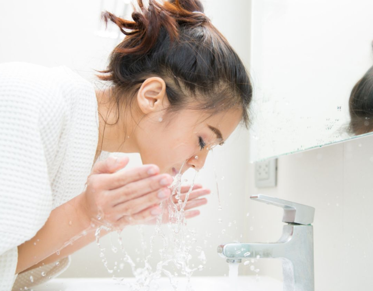 Rửa mặt bằng nước nóng sẽ khiến da mất đi độ ẩm nhất định