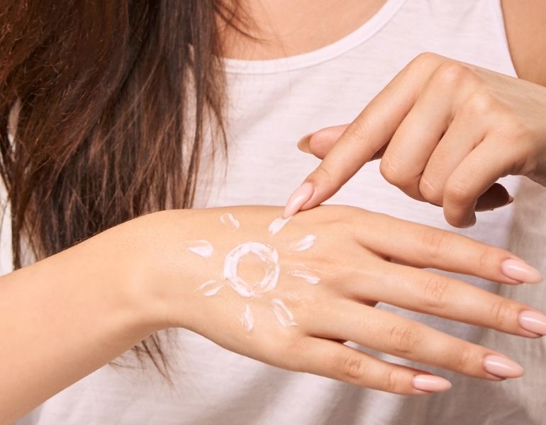 Amodimethicone có thể giúp tăng hiệu quả của kem chống nắng bằng cách làm cho nó bám trên da lâu hơn