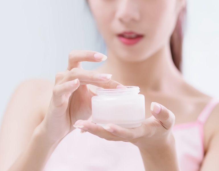 Dimethicone trong mỹ phẩm mang lại khả năng cấp ẩm, bảo vệ da