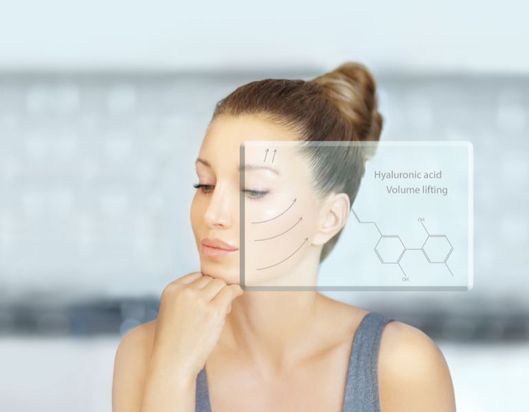 Da khô nên chọn lựa sản phẩm chứa hyaluronic acid trong skincare routine