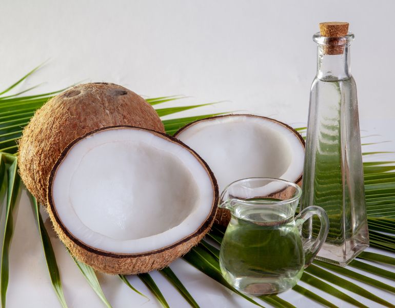 Cocos nucifera oil thường được biết đến với tên gọi là dầu dừa