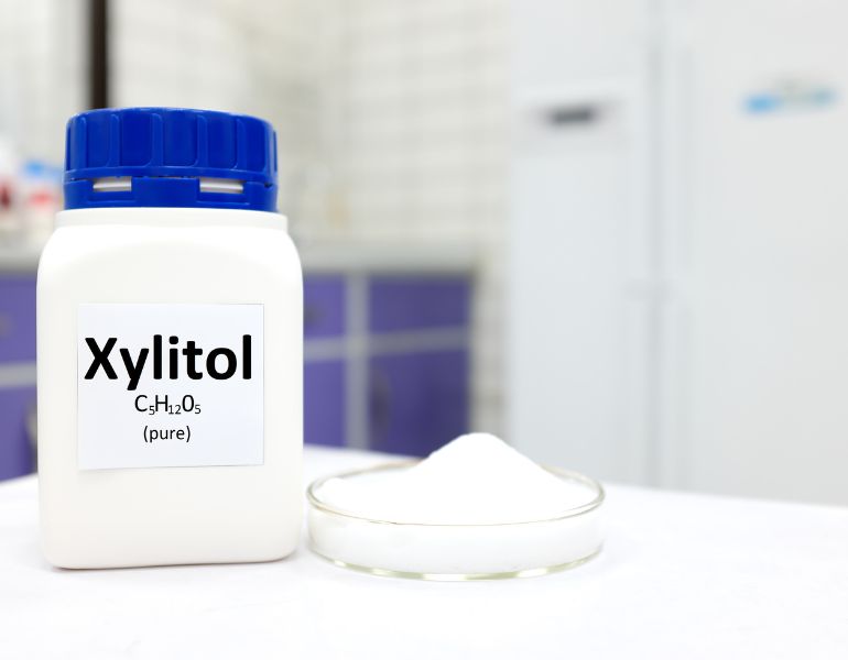 Xylitol là một loại đường rượu (sugar alcohol) có vị ngọt tự nhiên, có cấu trúc tương tự như đường glucose