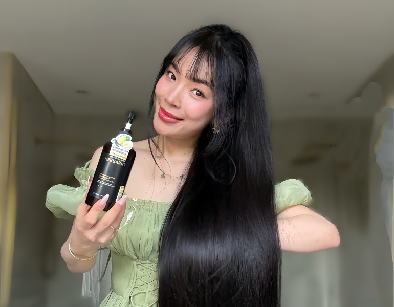 Dầu gội Vỏ bưởi Bồ kết Herbario được Happy Phạm tin chọn