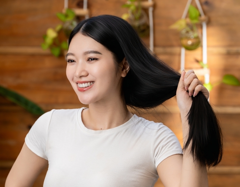 D&ugrave;ng dầu gội sạch g&agrave;u mỗi ng&agrave;y c&oacute; l&agrave;m kh&ocirc; t&oacute;c kh&ocirc;ng?