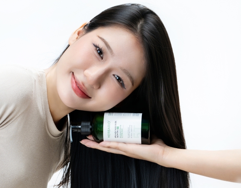 L&agrave;m sạch da đầu dịu nhẹ với dầu gội thảo dược sạch g&agrave;u 5T Herbario