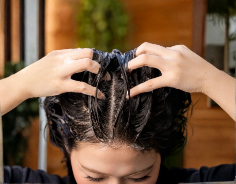 C&aacute;ch gội đầu mỗi ng&agrave;y m&agrave; kh&ocirc;ng l&agrave;m kh&ocirc; t&oacute;c