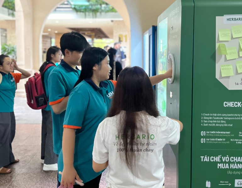 Khu vực booth Herbario x Botol tấp nập sinh viên mang chai đến tái chế  Khu vực booth Herbario x Botol tấp nập sinh viên mang chai đến tái chế
