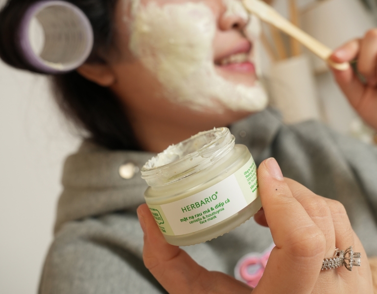 Tẩy tế bào chết bằng mặt nạ rau má diếp cá Herbario