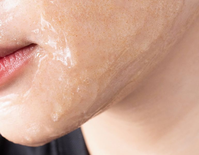 Tẩy da mặt định kỳ với tẩy da chết mặt gạo mơ