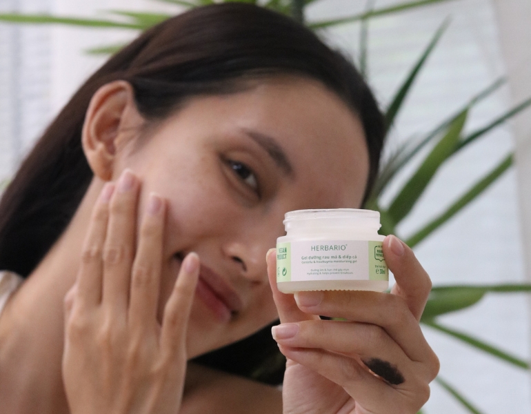 Cấp ẩm l&agrave;m dịu da với gel dưỡng ẩm rau m&aacute; diếp c&aacute; Herbario