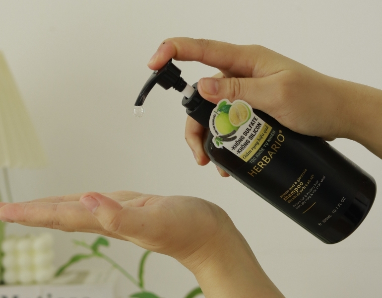 L&agrave;m sạch da đầu đ&uacute;ng c&aacute;ch vơi dầu gội Vỏ bưởi & bồ kết Herbario