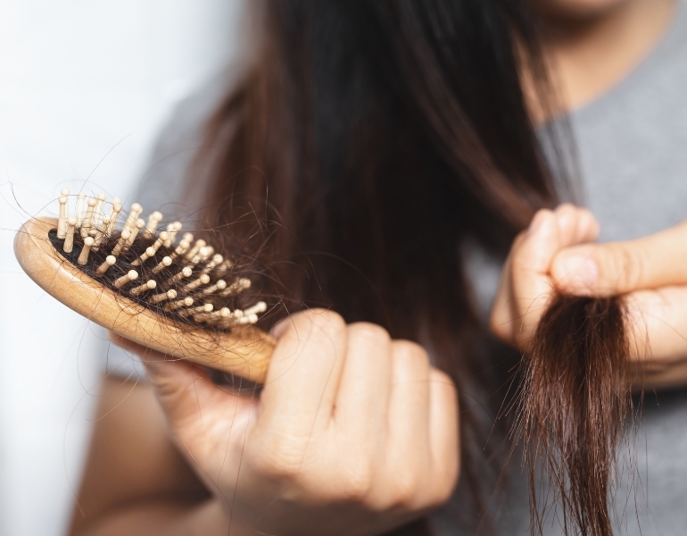 Nguy&ecirc;n nh&acirc;n t&oacute;c rụng nhiều ở nữ giới