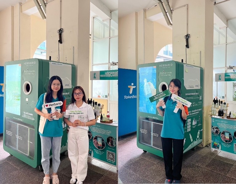 Các bạn sinh viên UEH checkin tại booth Các bạn sinh viên UEH checkin tại booth