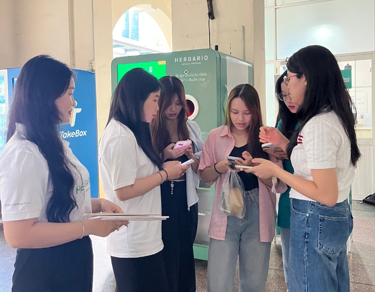 Không khí rộn ràng tại booth UEH Green Campus Không khí rộn ràng tại booth UEH Green Campus