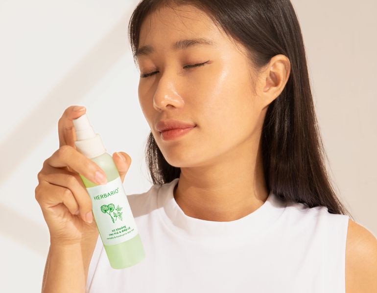 Dùng xịt khoáng rau má diếp cá Herbario mỗi ngày