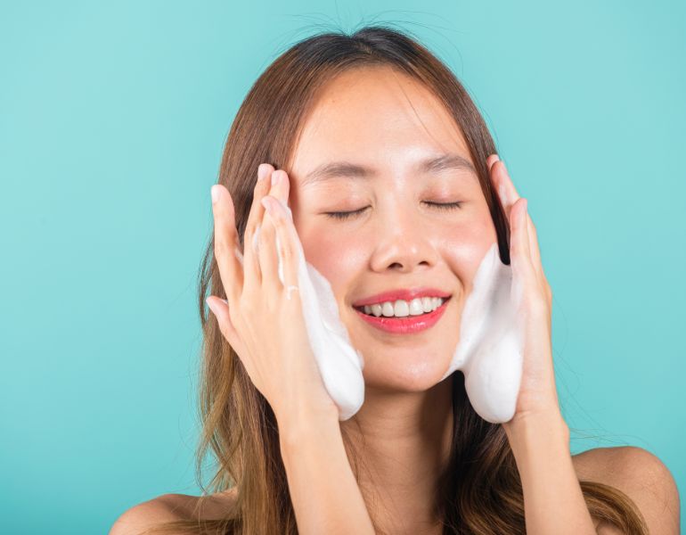 Cách chọn sữa rửa mặt phù hợp cho da kích ứng