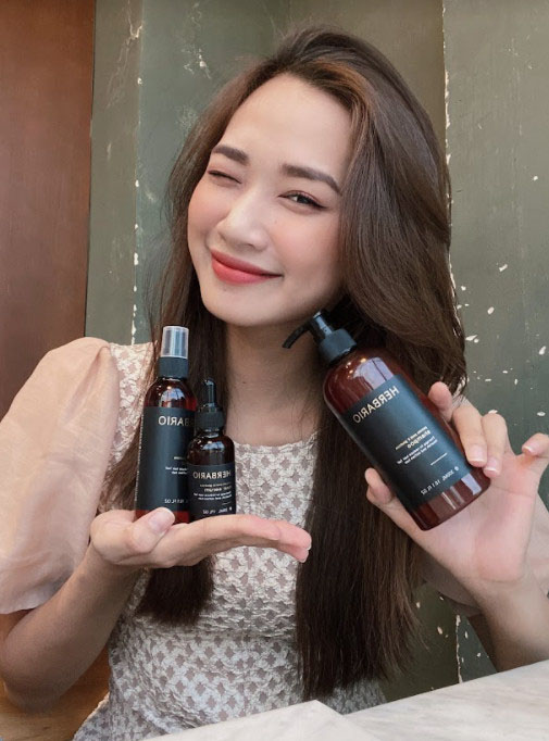 Hình ảnh người tiêu dùng Nước tóc Vỏ Bưởi và Bồ Kết Herbario Hình ảnh người tiêu dùng Nước tóc Vỏ Bưởi và Bồ Kết Herbario