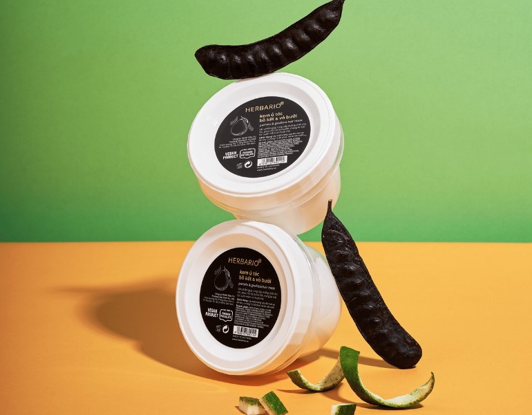 Thiết kế bao bì của Kem ủ tóc Vỏ Bưởi & Bồ Kết Herbario tối giản, tiện lợi và thân thiện với môi trường