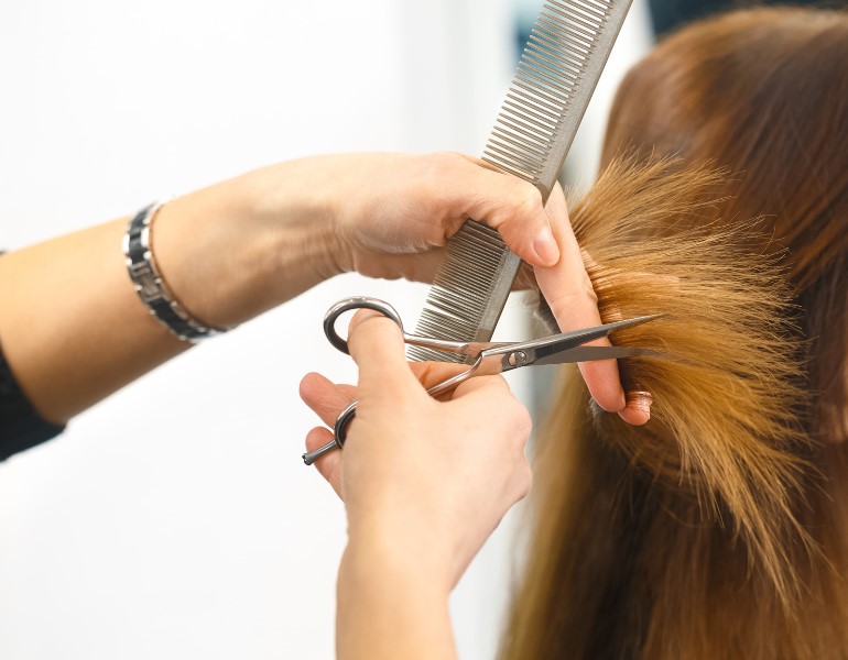 Bí kíp chăm sóc tóc gãy rụng bằng cách cắt tỉa phần chân tóc khô xơBí kíp chăm sóc tóc gãy rụng bằng cách cắt tỉa phần chân tóc khô xơ