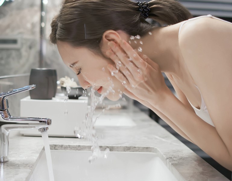 Rửa mặt thường xuyên là một trong những cách đơn giản để giảm mụn đầu đen ở mũi