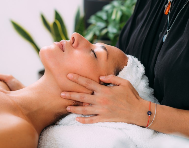Một trong những cách phục hồi da bị nhăn đó là phương pháp massage