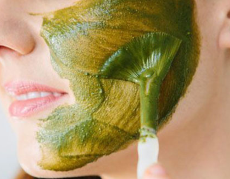 Đắp mặt nạ rau má làm đẹp cho da là một trong những giải pháp an toàn và lành tính