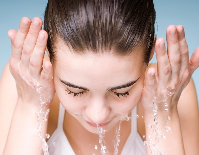 Rửa mặt là bước vô cùng quan trọng trong chu trình chăm sóc da