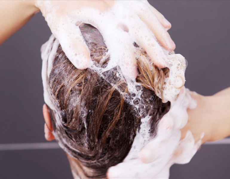 Nước ấm gội đầu phục hồi tóc hư tổn đón tết hiệu quả