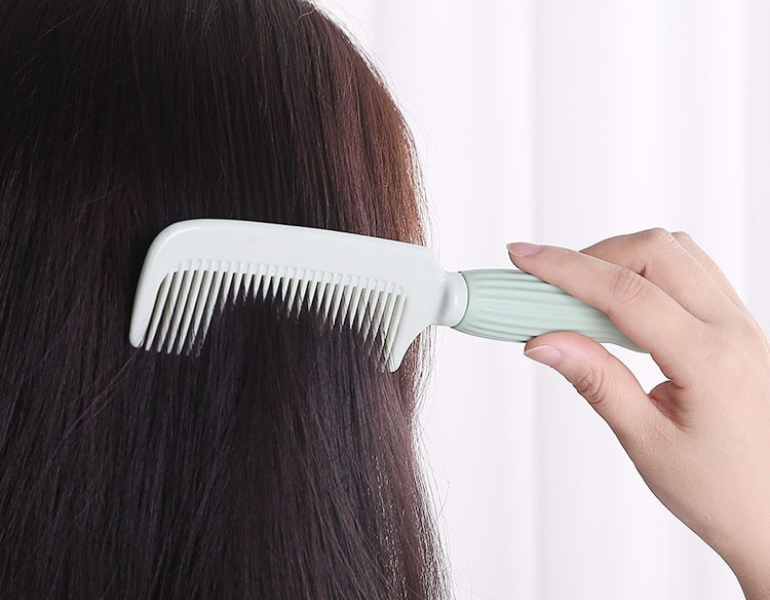 Chải tóc đúng cách là một trong những cách giúp giảm gãy rụng tóc