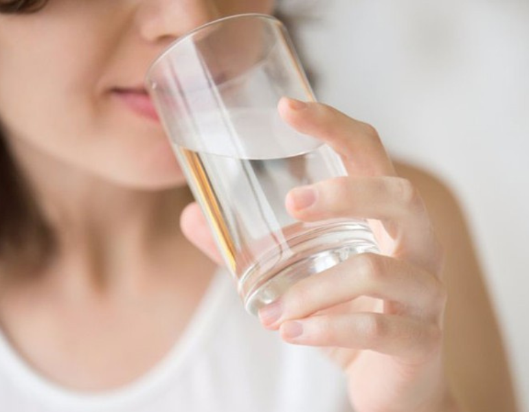 Cách chăm sóc da khô mùa hè đơn giản nhất là uống đủ nước mỗi ngày