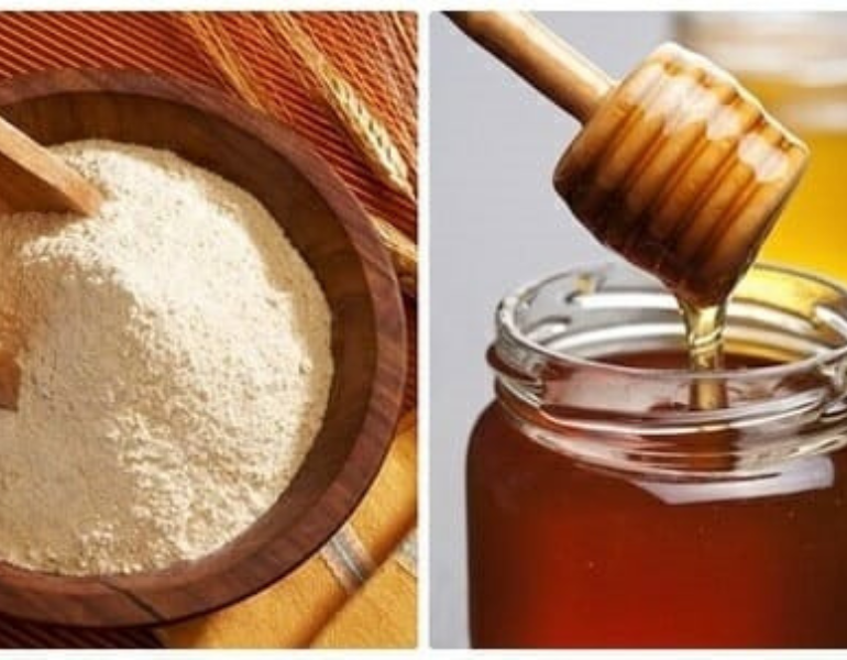 Cám gạo và mật ong là 2 hỗn hợp dành để đắp mặt nạ tẩy tế bào chết da dầu đơn giản tại nhà