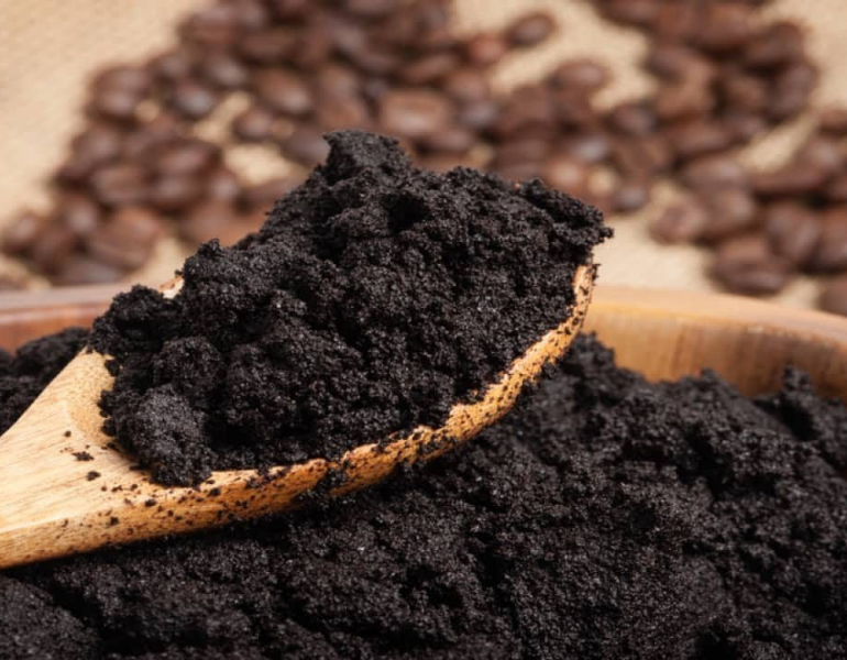 Bã cà phê có nhiều công dụng trong việc tẩy da chết tại nhà cho da dầu