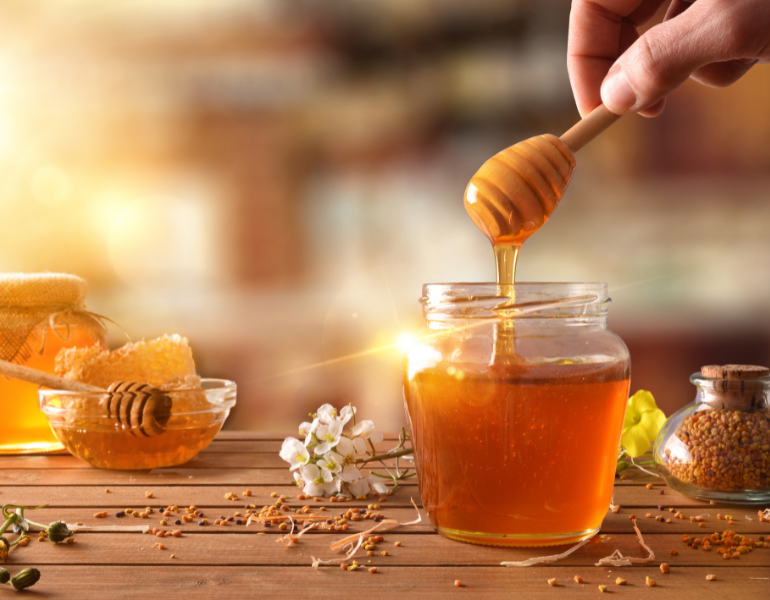 Biện pháp căng da mặt là sử dụng mật ong nguyên chất
