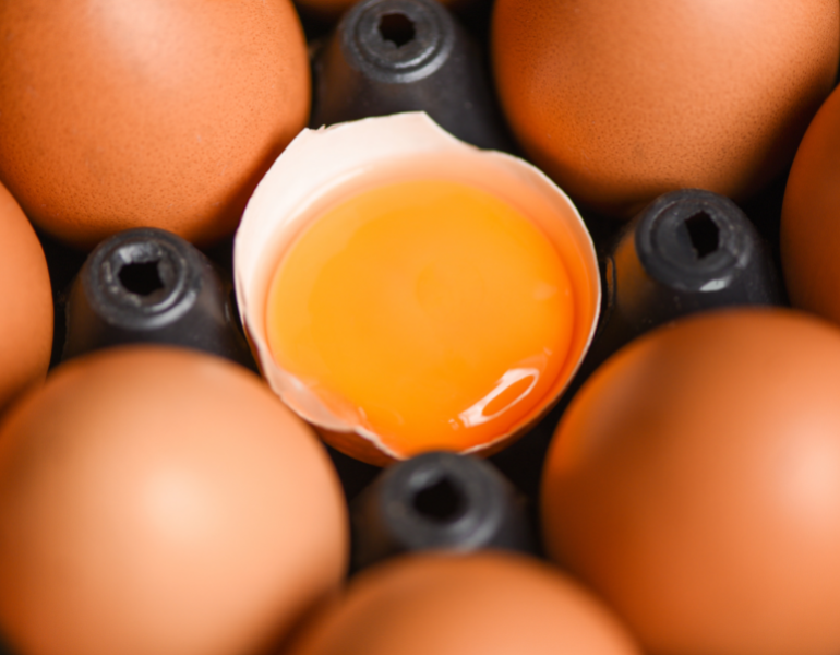 Sử dụng trứng gà là một trong những cách làm da mặt căng bóng hiệu quả