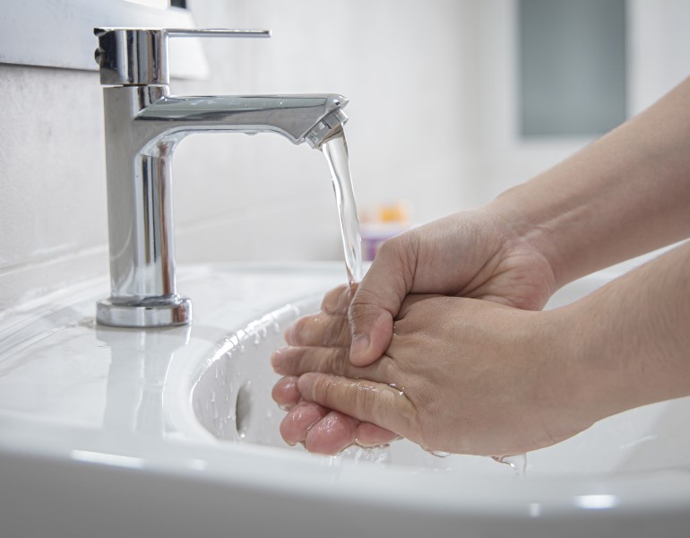 Vệ sinh tay sạch sẽ trước khi rửa mặt