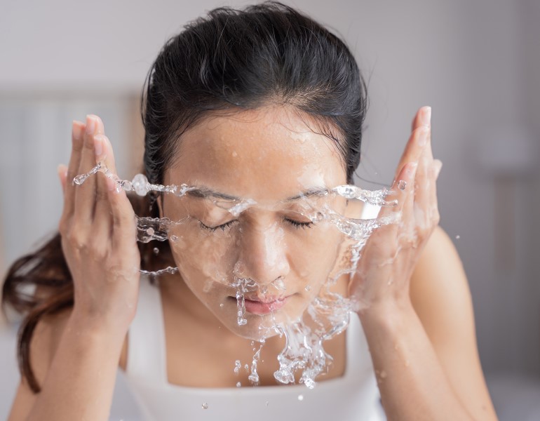 Hãy làm ướt da mặt trước khi sử dụng sữa rửa mặt ngừa lão hóa