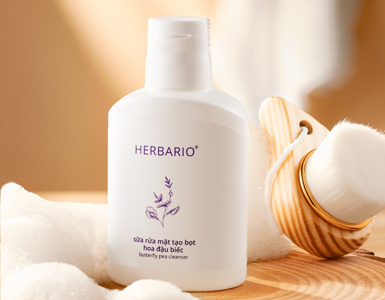 Bạn có thể áp dụng cách xóa nếp nhăn từ sữa rửa mặt Hoa đậu biếc Herbario