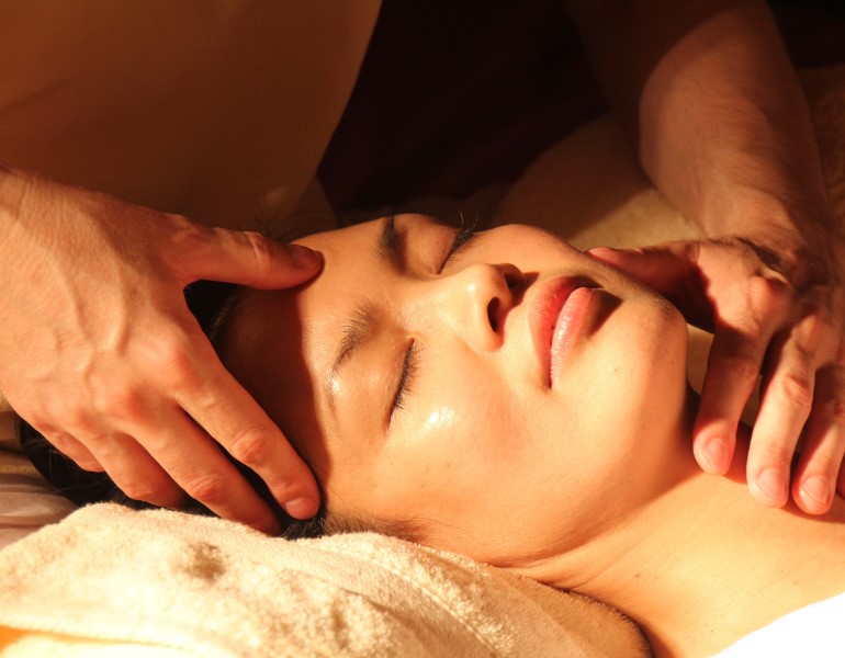 Massage da mặt để đánh bay nám và tàn nhang hiệu quả