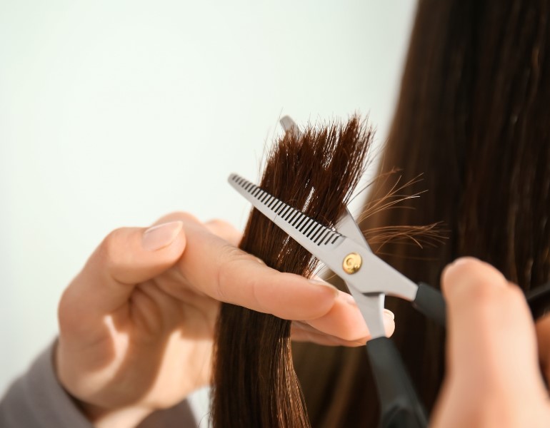 Bí kíp chăm sóc tóc đón Tết bằng cách cắt tỉa phần xơ ở đuôi tóc