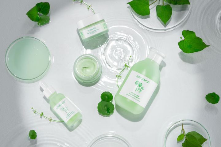 Gợi ý routine dịu nhẹ cho da dầu mụn với rau má & diếp cá
