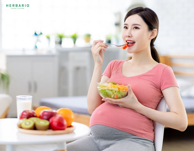 Mang bầu uống rau má được không? Những chú ý khi sử dụng rau má cho mẹ bầu.