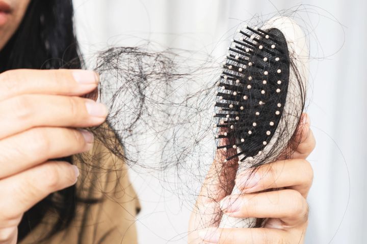 Tóc rụng nên bắt đầu từ đâu? Hướng dẫn chăm sóc tóc yếu, gãy rụng